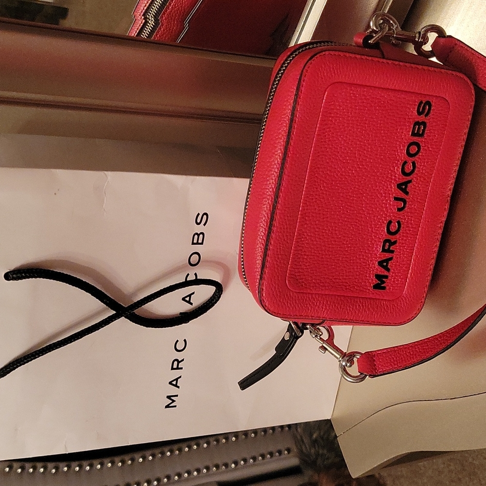 Marc Jacobs pebbled leather crossbody bag.